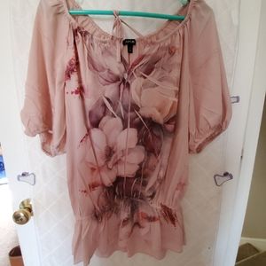Short sleeve pinkish blouse with flower print